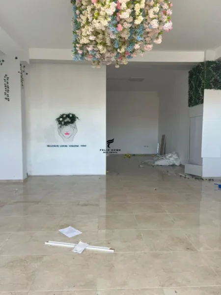 Tirane, jepet me qera dyqan Kati 1, 100 m² 700 € (KODRA E DIELLIT 2)