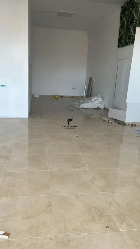 Tirane, jepet me qera dyqan Kati 1, 100 m² 700 € (KODRA E DIELLIT 2)