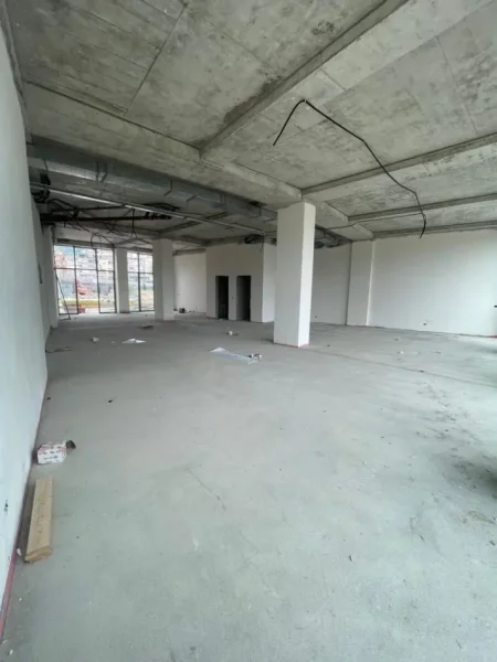Tirane, jepet me qera zyre Kati 0, 184 m² 4.000 € (liqeni artificial)