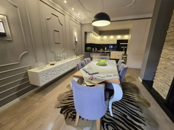 Tirane, jepet me qera apartament 2+1 Kati 10, 200 m² 1.500 € (VILA GOLD)