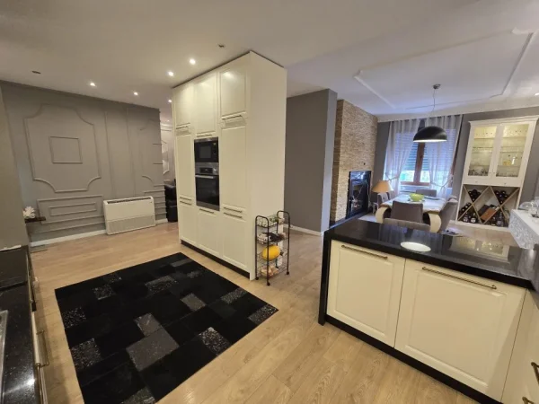 Tirane, jepet me qera apartament 2+1 Kati 10, 200 m² 1.500 € (VILA GOLD)