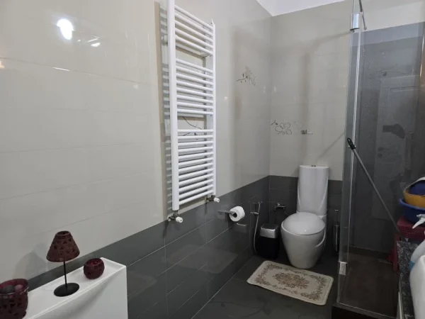 Tirane, jepet me qera apartament 2+1 Kati 10, 200 m² 1.500 € (VILA GOLD)