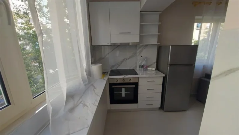 Tirane, jepet me qera apartament 2+1+Ballkon Kati 1, 65 m² 600 € (Vasil Shanto prane shkolles “Vasil Shanto”)