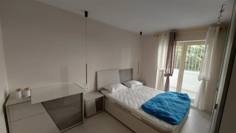 Tirane, jepet me qera apartament 2+1+Ballkon Kati 1, 65 m² 600 € (Vasil Shanto prane shkolles “Vasil Shanto”)