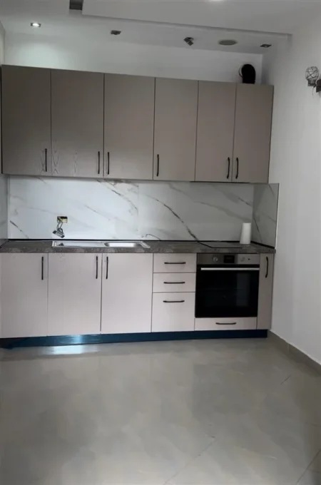 Tirane, jepet me qera apartament 1+1+Ballkon Kati 2, 70 m² 500 € (rruga Jordan Misja prane shinave te trenit.)