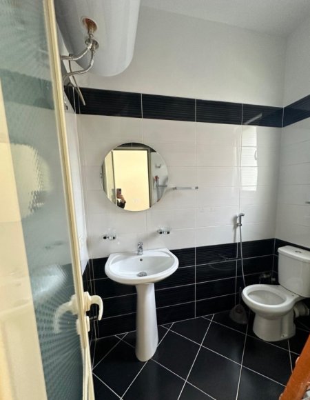 Tirane, jepet me qera apartament 1+1+Ballkon Kati 2, 70 m² 500 € (rruga Jordan Misja prane shinave te trenit.)