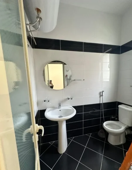 Tirane, jepet me qera apartament 1+1+Ballkon Kati 2, 70 m² 500 € (rruga Jordan Misja prane shinave te trenit.)
