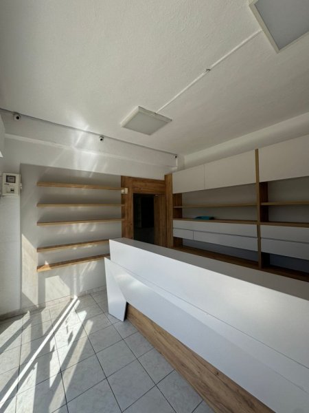 Tirane, jepet me qera dyqan Kati 0, 60 m² 500 € (RRUGA E DIBRES)