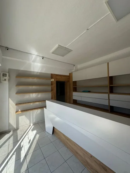 Tirane, jepet me qera dyqan Kati 0, 60 m² 500 € (RRUGA E DIBRES)