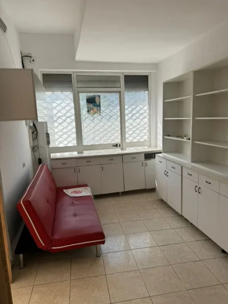 Tirane, jepet me qera dyqan Kati 0, 60 m² 500 € (RRUGA E DIBRES)