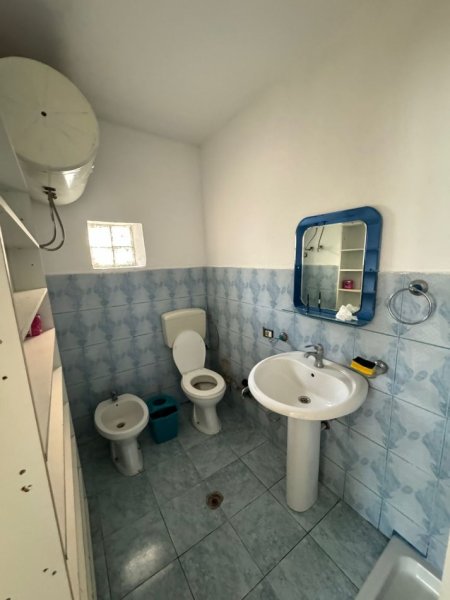 Tirane, jepet me qera dyqan Kati 0, 60 m² 500 € (RRUGA E DIBRES)