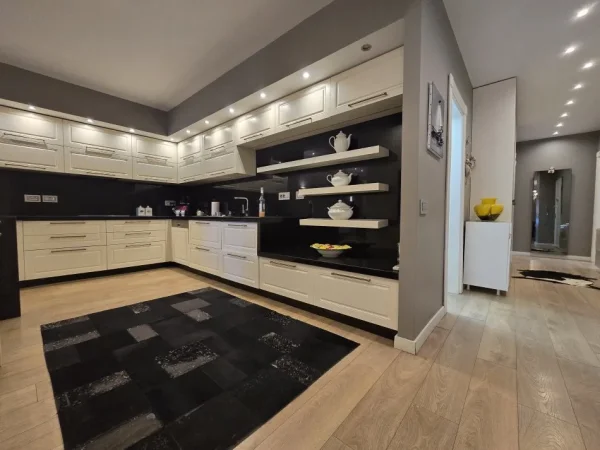 Tirane, jepet me qera apartament 4+1+Ballkon Kati 10, 200 m² 1.500 € (Rruga e Dibres)