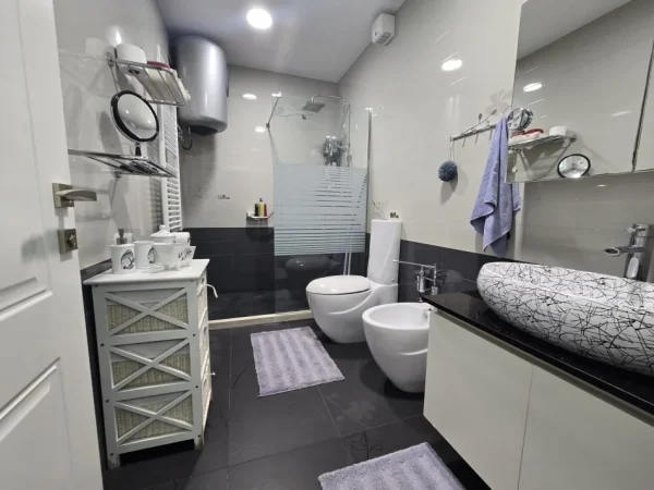 Tirane, jepet me qera apartament 4+1+Ballkon Kati 10, 200 m² 1.500 € (Rruga e Dibres)