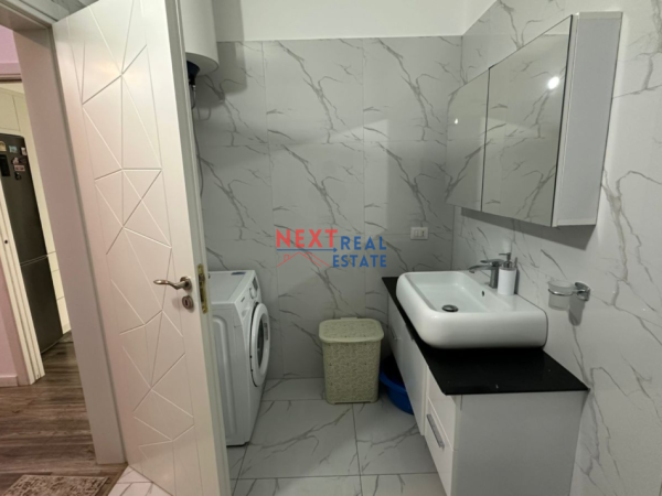 Vlore, jepet me qera apartament 2+1+Aneks+Ballkon , 500 € (LUNGOMARE)