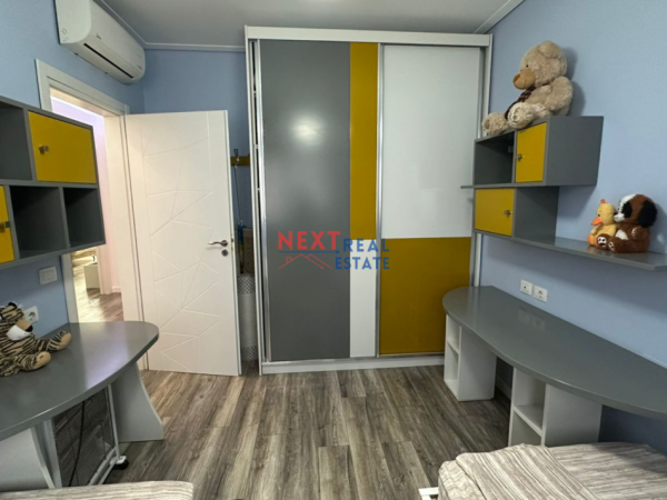 Vlore, jepet me qera apartament 2+1+Aneks+Ballkon , 500 € (LUNGOMARE)