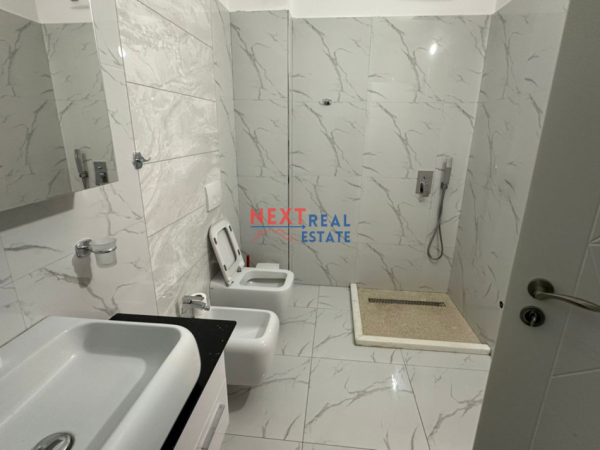 Vlore, jepet me qera apartament 2+1+Aneks+Ballkon , 500 € (LUNGOMARE)