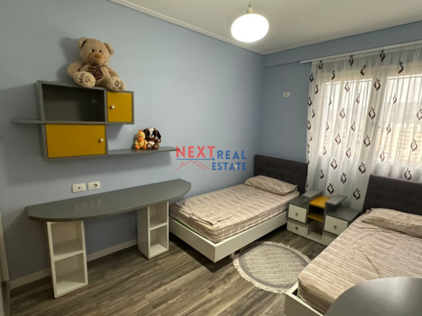 Vlore, jepet me qera apartament 2+1+Aneks+Ballkon , 500 € (LUNGOMARE)