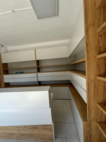 Tirane, jepet me qera ambjent biznesi Kati 1, 40 m² 500 € (QSUT)