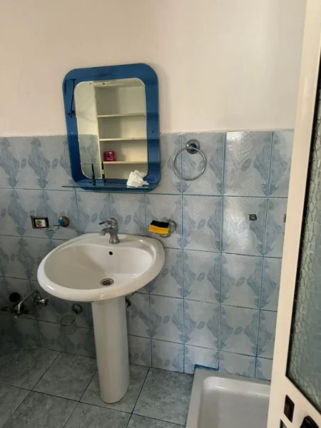 Tirane, jepet me qera ambjent biznesi Kati 1, 40 m² 500 € (QSUT)
