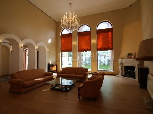 Tirane, shes Vile 3 Katshe Kati 3, 900 m² (Rruga e Dibres)