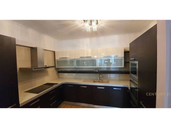 Tirane, jepet me qera apartament 2+1+Aneks+Ballkon Kati 4, 110 m² 750 € (Komuna e Parisit)