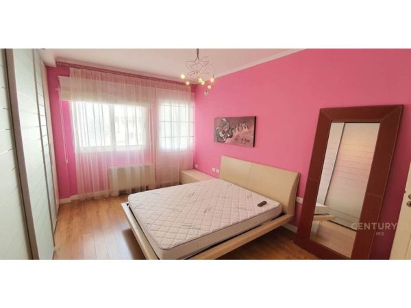 Tirane, jepet me qera apartament 2+1+Aneks+Ballkon Kati 4, 110 m² 750 € (Komuna e Parisit)