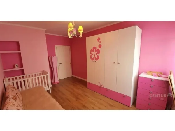 Tirane, jepet me qera apartament 2+1+Aneks+Ballkon Kati 4, 110 m² 750 € (Komuna e Parisit)