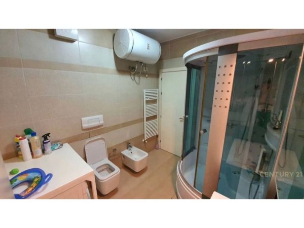 Tirane, jepet me qera apartament 2+1+Aneks+Ballkon Kati 4, 110 m² 750 € (Komuna e Parisit)
