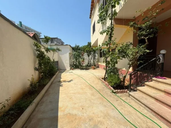 Tirane, jepet me qera Vile 2 Katshe Kati 2, 217 m² 1.000 € (Jordan Misja)