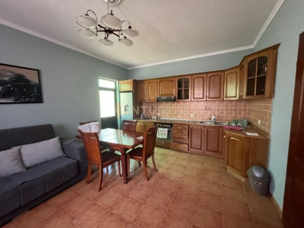 Tirane, jepet me qera Vile 2 Katshe Kati 2, 217 m² 1.000 € (Jordan Misja)