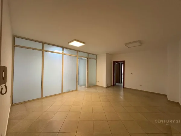 Tirane, jepet me qera zyre Kati 1, 132 m² 800 € (Rruga e Elbasanit)