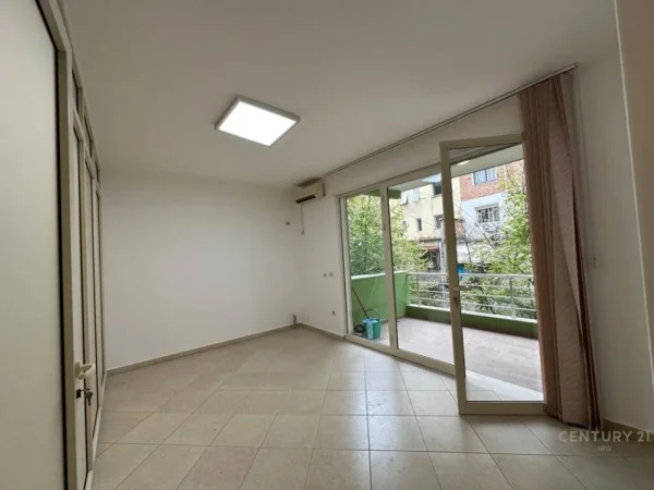 Tirane, jepet me qera zyre Kati 1, 132 m² 800 € (Rruga e Elbasanit)