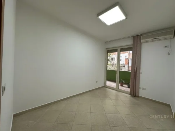 Tirane, jepet me qera zyre Kati 1, 132 m² 800 € (Rruga e Elbasanit)