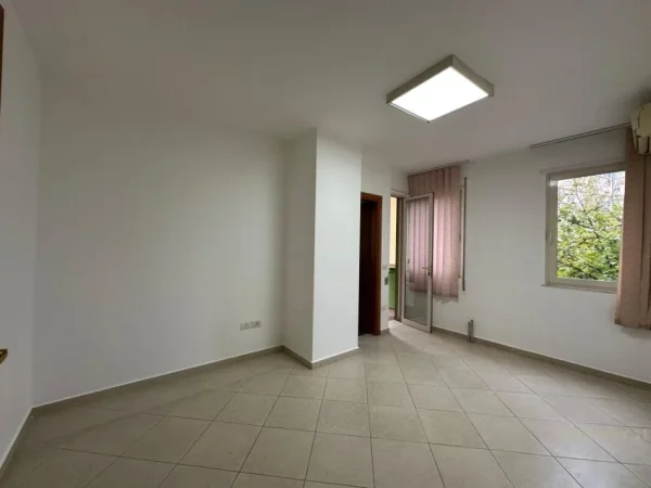 Tirane, jepet me qera zyre Kati 1, 132 m² 800 € (Rruga e Elbasanit)