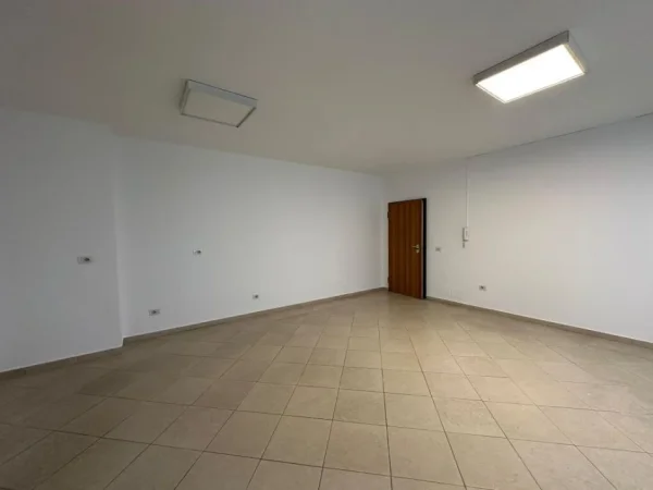 Tirane, jepet me qera zyre Kati 1, 132 m² 800 € (Rruga e Elbasanit)