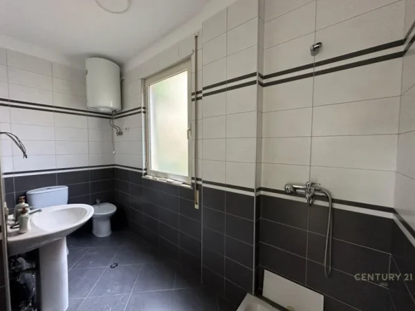 Tirane, jepet me qera zyre Kati 1, 132 m² 800 € (Rruga e Elbasanit)