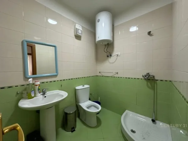 Tirane, jepet me qera apartament 4+1+Aneks+Ballkon Kati 1, 132 m² 800 € (Rruga e Elbasanit)
