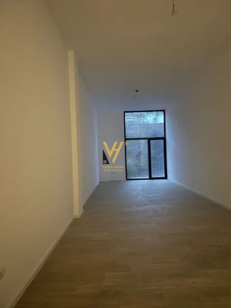 Tirane, jepet me qera ambjent biznesi Kati 2, 80 m² 1.500 € (RRUGA E KAVAJES)