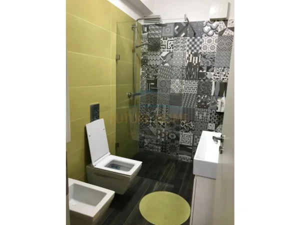 Tirane, jepet me qera apartament 2+1+Ballkon Kati 3, 127 m² 750 € (Shkolla e Baletit)