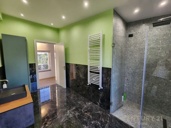 Tirane, jepet me qera Vile 2 Katshe Kati 2, 1.250 m² 5.000 € (Farke)