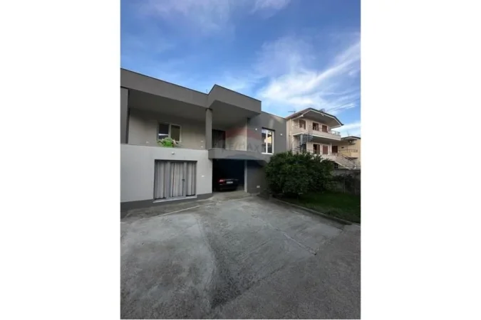 Tirane, jepet me qera Vile 2 Katshe , 310 m² 16.000 € (Sauk - Tiranë)