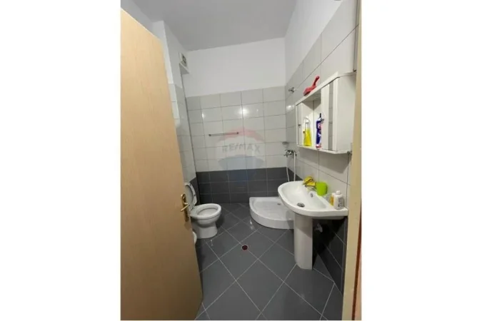 Tirane, jepet me qera apartament 2+1 Kati 1, 112 m² 500 € (Liqeni i Thatë)