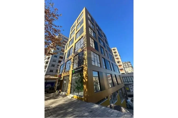 Tirane, jepet me qera Kati 3, 212 m² 3.000 € (Stacioni i Trenit)