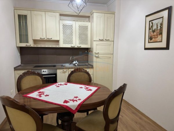 Tirane, jepet me qera apartament 2+1 Kati 5, 100 m² 800 € (Toptani Shopping Center)