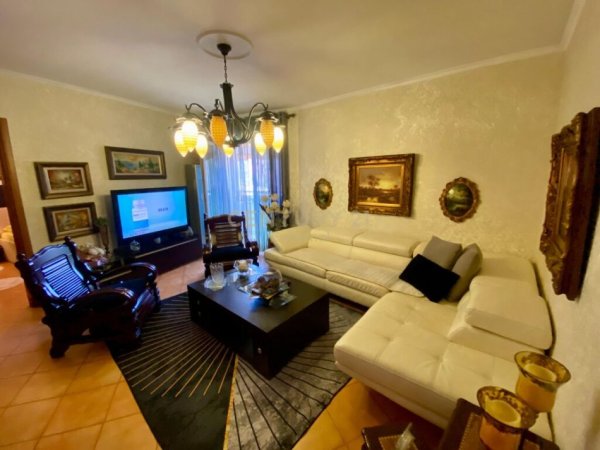 Tirane, jepet me qera apartament 1+1+Aneks+Ballkon Kati 4, 67 m² 700 € (Air Albania)