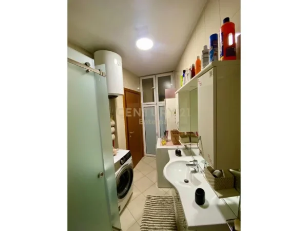 Tirane, jepet me qera apartament 1+1+Aneks+Ballkon Kati 4, 67 m² 700 € (Air Albania)