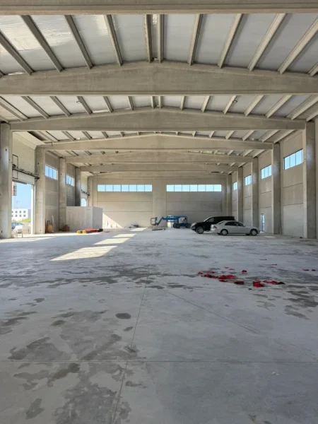 Tirane, jepet me qera magazine Kati 1, 7.500 € (Rruga Aeroportit , Tirane, Shqipëria)