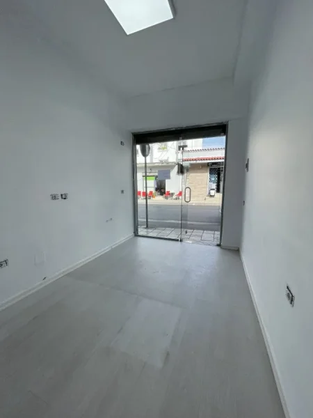 Tirane, jepet me qera dyqan Kati 0, 12 m² 300 € (Siri kodra)