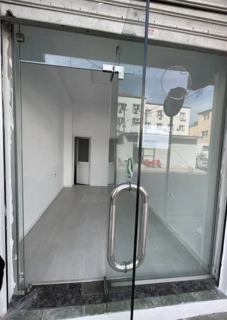 Tirane, jepet me qera dyqan Kati 0, 12 m² 300 € (Siri kodra)