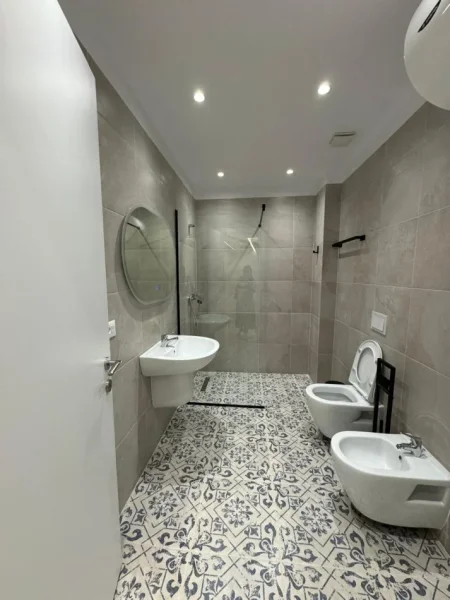 Tirane, jepet me qera ambjent biznesi Kati 2, 72 m² 800 € (MYSLYM SHYRI)